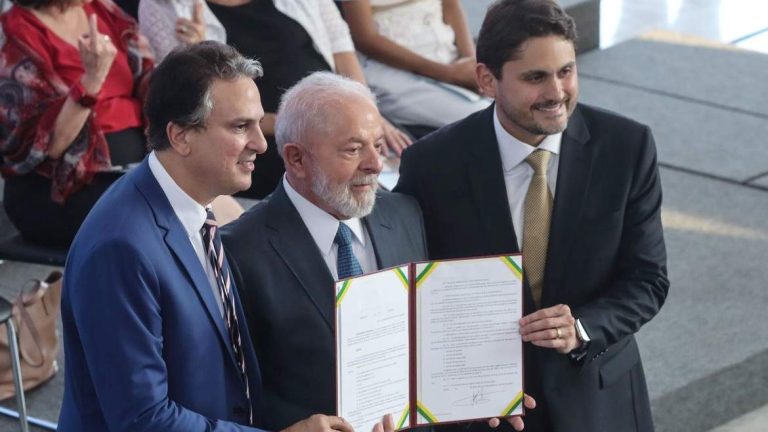 Estudantes do ensino médio terão direito a bolsa permanência em novo programa do Ministério da Educação