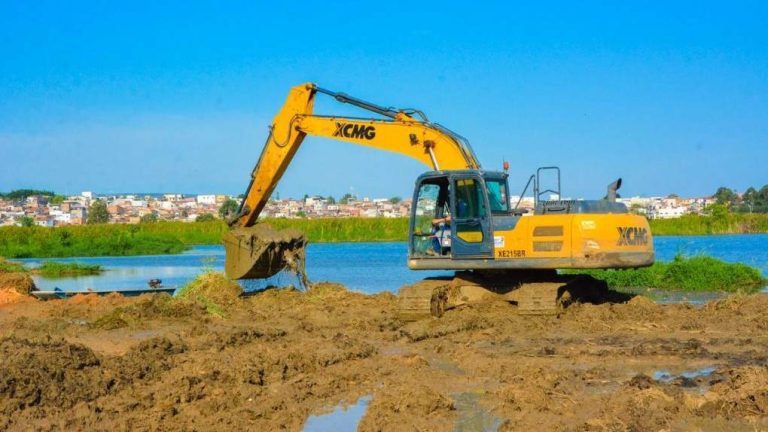 Lagoa das Bateias já tem 50% de remoção da vegetação aquática concluída