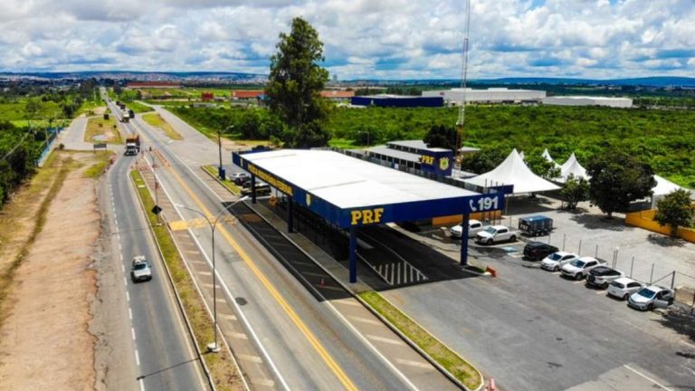 Motorista foi preso após agredir, ameaçar e injuriar homem dentro do posto da PRF em Vitória da Conquista
