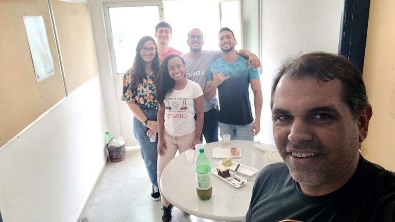 Pesquisadores baianos projetam sistema que usa energia da caminhada para carregar eletrônicos