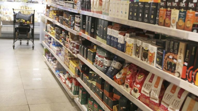 Novas regras de rotulagem de alimentos começam a valer nesta segunda