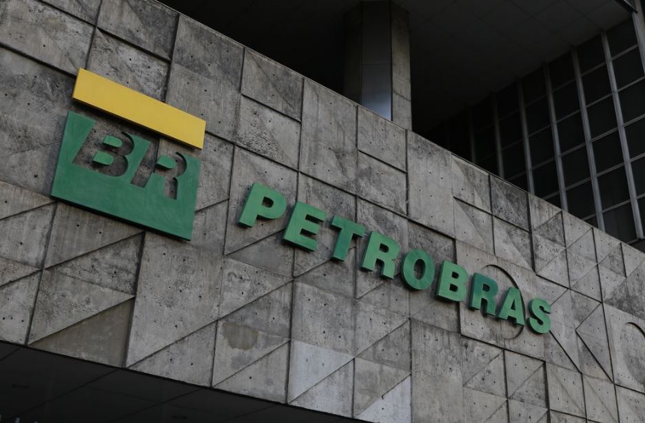 Petrobras seleciona escolas públicas para doação de notebooks