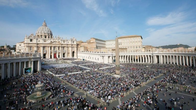 Vaticano decide que pessoas transgêneros podem ser batizadas e ser padrinhos