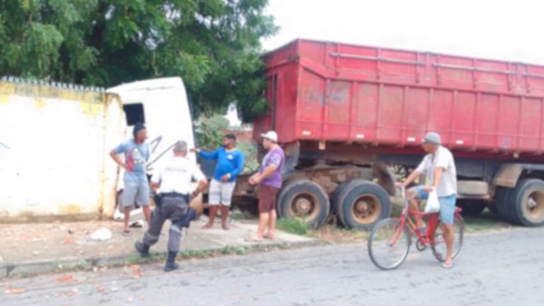 carreta atinge muro de escola