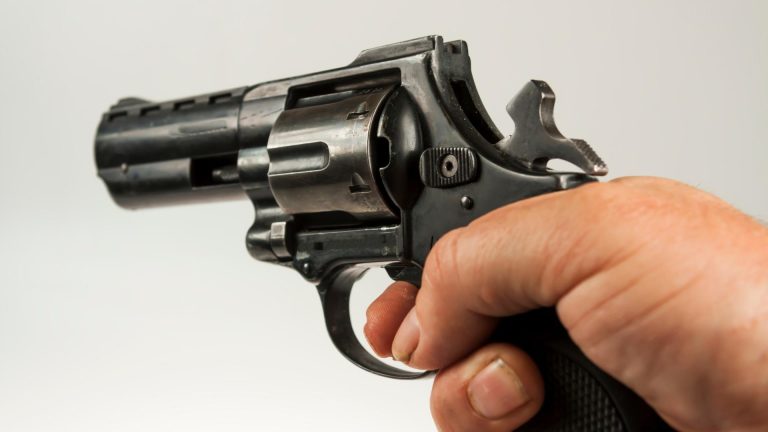 Arma-de-fogo-revolver-tiros