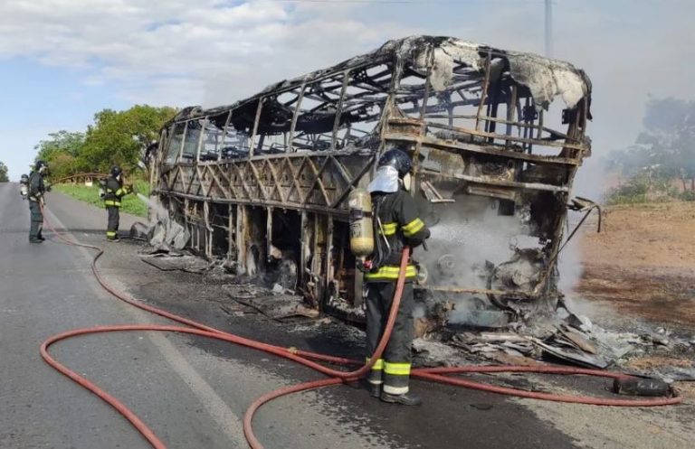 Motorista saiu ileso após ônibus pegar fogo em Barreiras