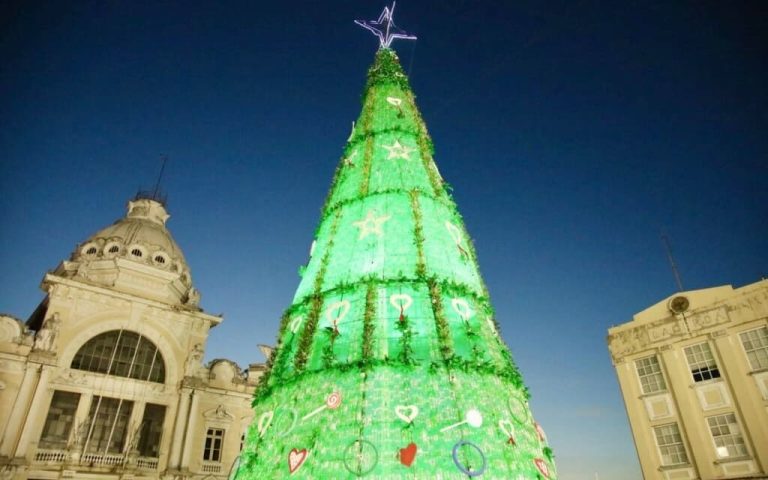 Árvore de Natal de 22 metros foi feita com 27 garrafas PET em Salvador