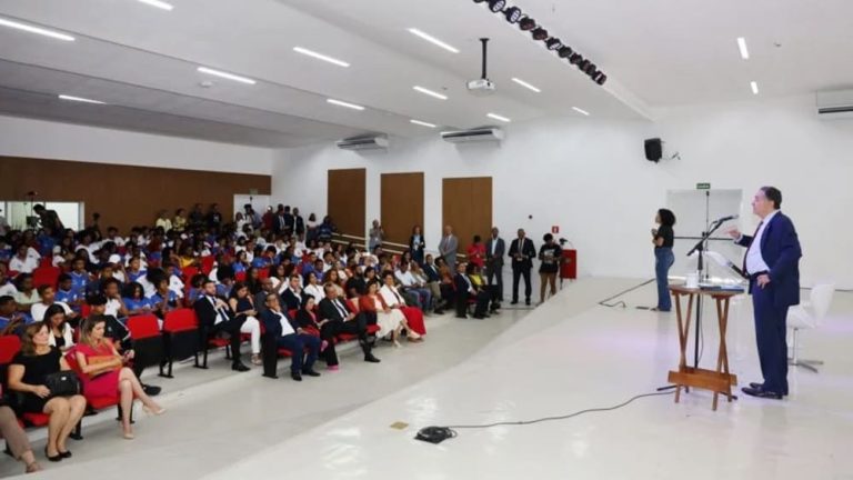 Ministro Roberto Barroso ministrou aula motivacional para estudantes de Lauro de Freitas