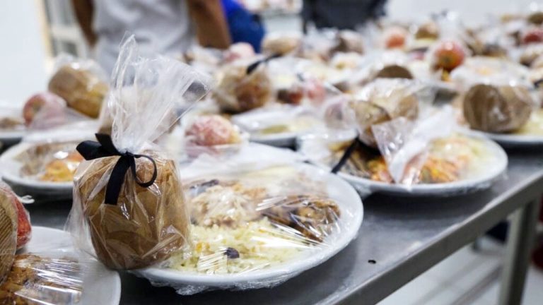 Restaurantes populares de Salvador vão celebrar o Natal com ceia especial nesta sexta