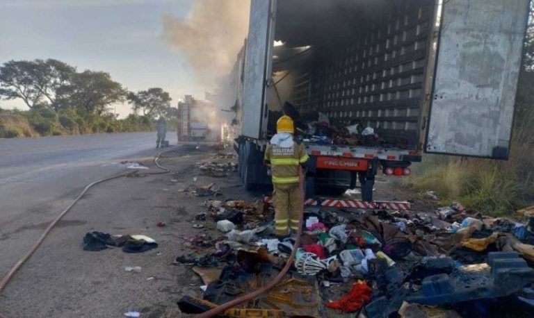 agencia-sertao-carreta-dos-correios-a-caminho-da-bahia-pegou-fogo-no-norte-de-minas