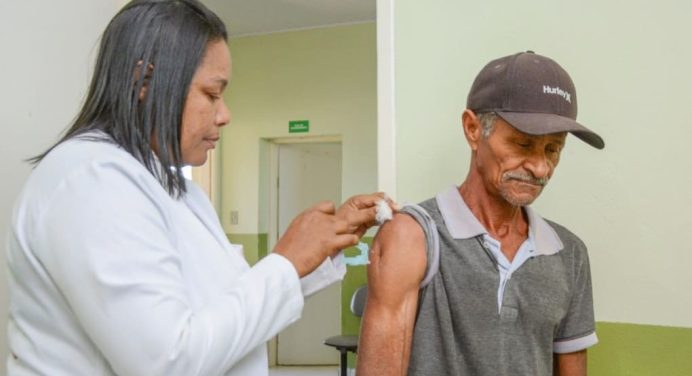 Vitória da Conquista inicia vacinação bivalente para pessoas acima de 60 anos e imunocomprometidos
