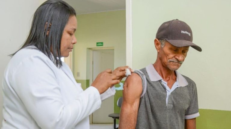 Vitória da Conquista inicia vacinação bivalente para pessoas acima de 60 anos e imunocomprometidos