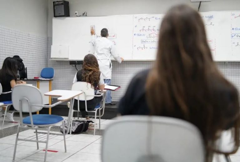 Alunos do Ensino Médio poderão receber bolsa a partir de março