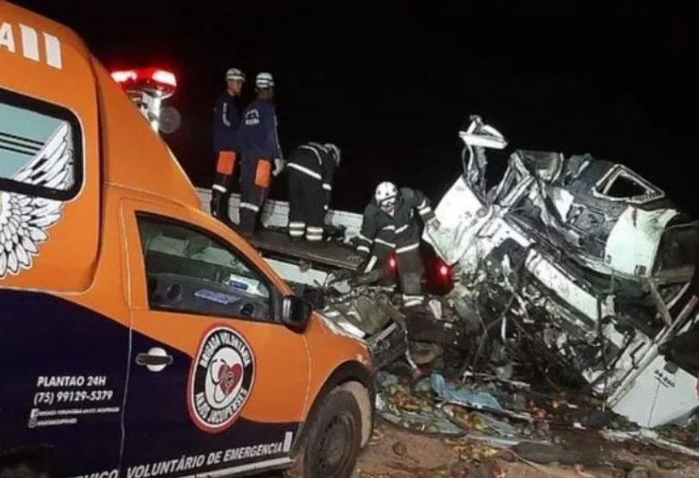Mais de 20 pessoas morreram em acidente com ônibus de turismo na Bahia