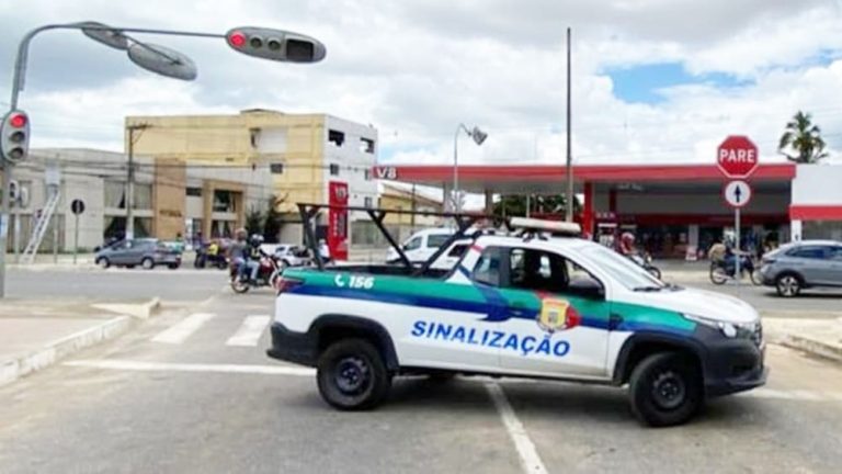 Bombeiros removeram abelhas em semáforo de avenidas em Vitória da Conquista