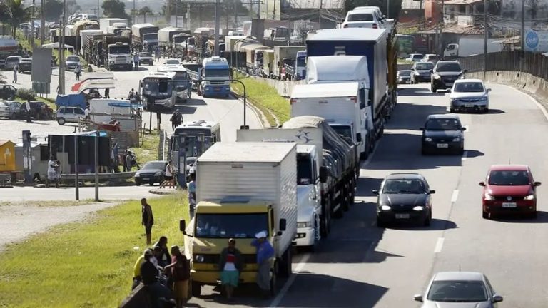 Motoristas nas categorias C, D e E têm novos prazos para regularizar exame toxicológico