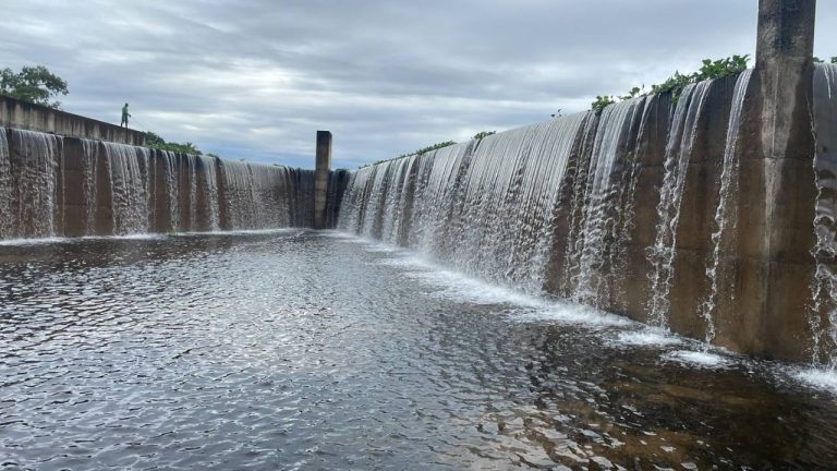 Barragem de poço do magro sangrando 2024