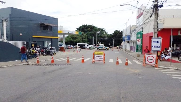 Trânsito segue alterado em área do Centro de Vitória da Conquista devido a obras da Embasa