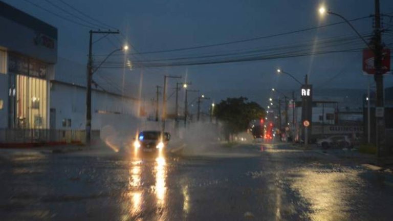 Inmet emite alertas de chuvas intensas e acumulado de chuva para seis estados nesta terça-feira
