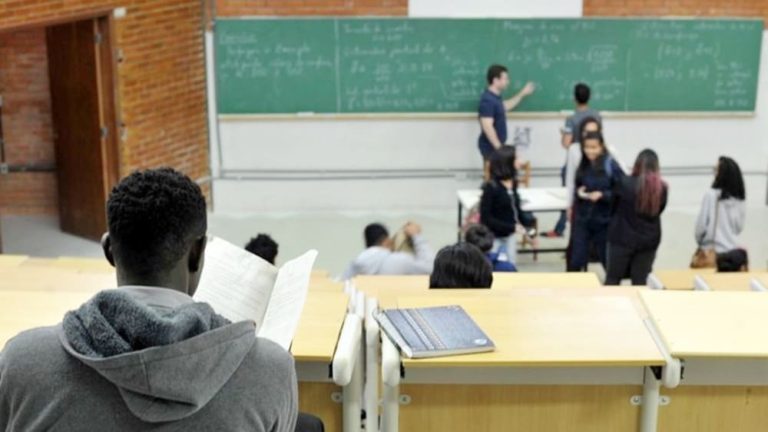 Estudantes pré-selecionados para o Fies já podem complementar a inscrição