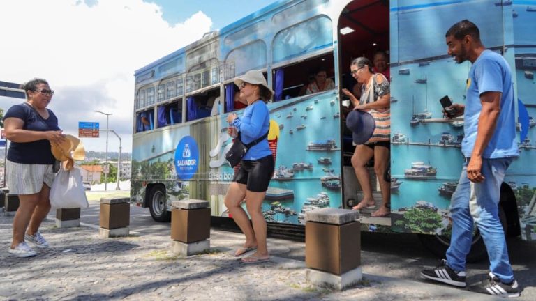 “Bondinho Baiano” realiza tour com turistas em pontos famosos de Salvador