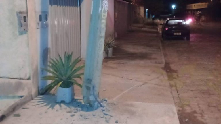 Dois motoristas com sinais de embriaguez colidiram contra postes em Guanambi neste domingo