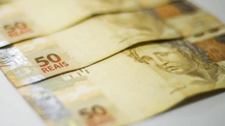 Governo prevê salário mínimo de R$ 1.502 para 2025
