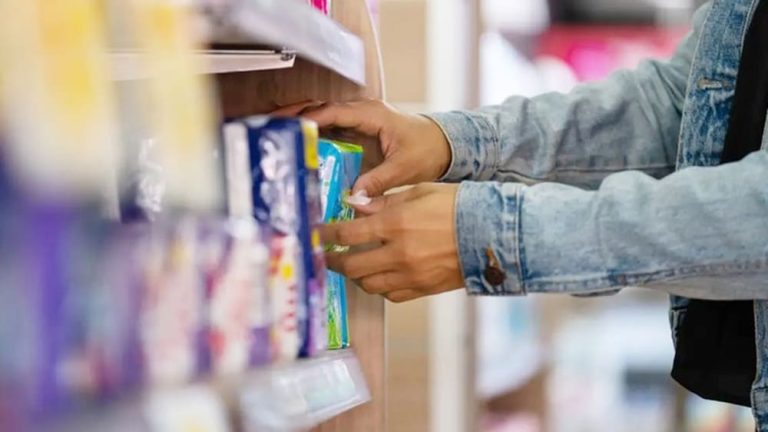 Distribuição gratuita de absorventes chega a 1,3 milhão de brasileiras