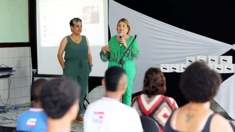 Estudantes da rede estadual com deficiência visual receberam óculos inteligentes