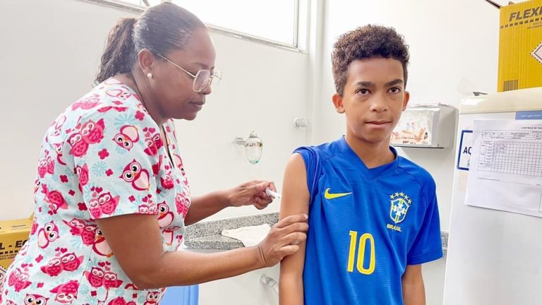 Vacinação contra a dengue está disponível ao público-alvo em todas unidades de saúde de Vitória da Conquista