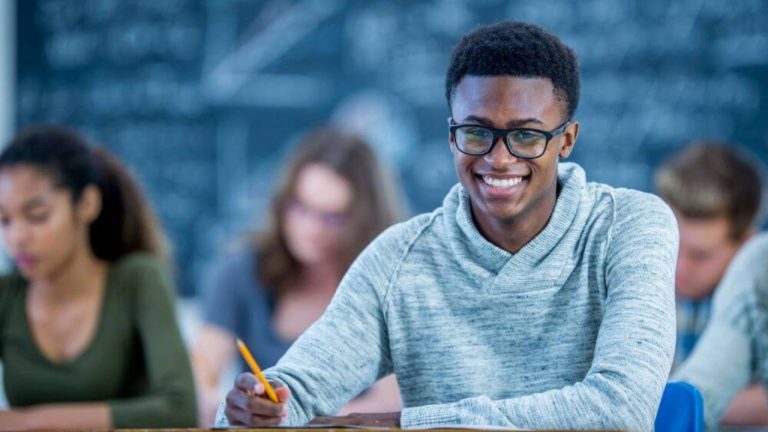 Concluintes do ensino médio na rede pública podem fazer Enem de graça