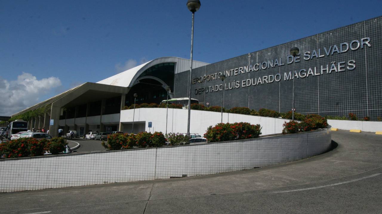 Imagem da fachada do Aeroporto de Salvador, um dos pontos de emprego da Vinci