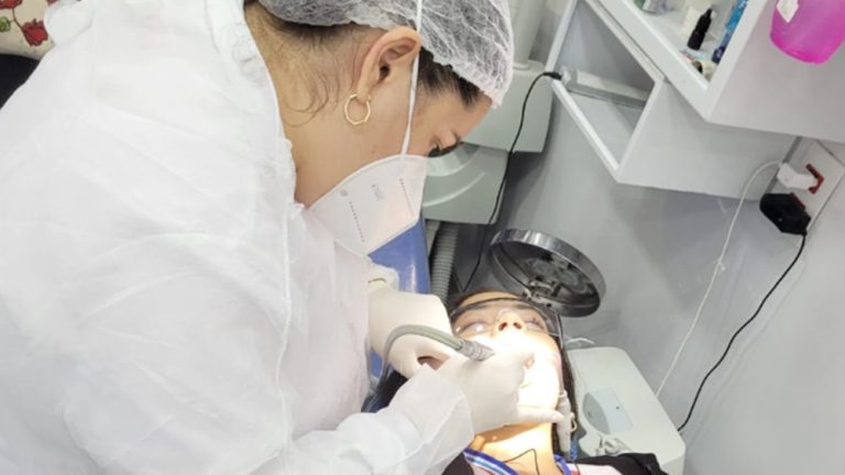 Estudantes de Guanambi, Almadina, Aramari e outros municípios são beneficiados com Odontomóvel nesta semana