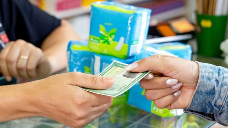 Quase 1,2 mil farmácias populares estão credenciadas para a entrega gratuita de absorventes higiênicos na Bahia