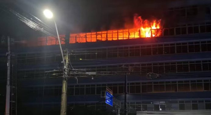 Incêndio atingiu prédio administrativo da Uneb neste domingo