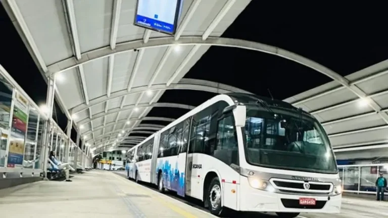 Prefeitura de Vitória da Conquista realiza testes com maior ônibus do mundo para transporte público