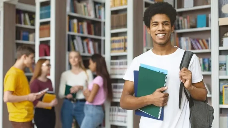 Estudantes e universitários podem contribuir para o INSS