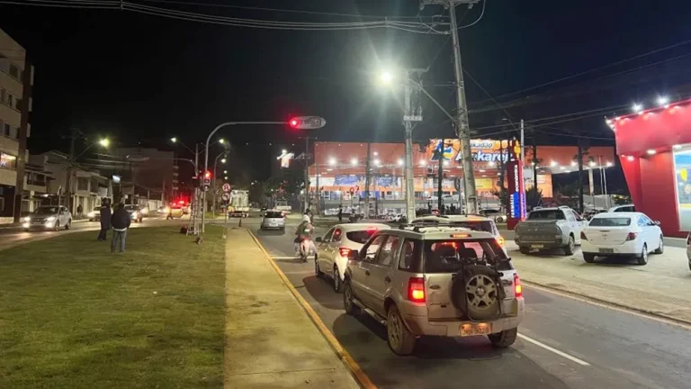 Instalação de semáforos no cruzamento entre avenidas Rosa Cruz e Olívia Flores foi concluído em Vitória da Conquista