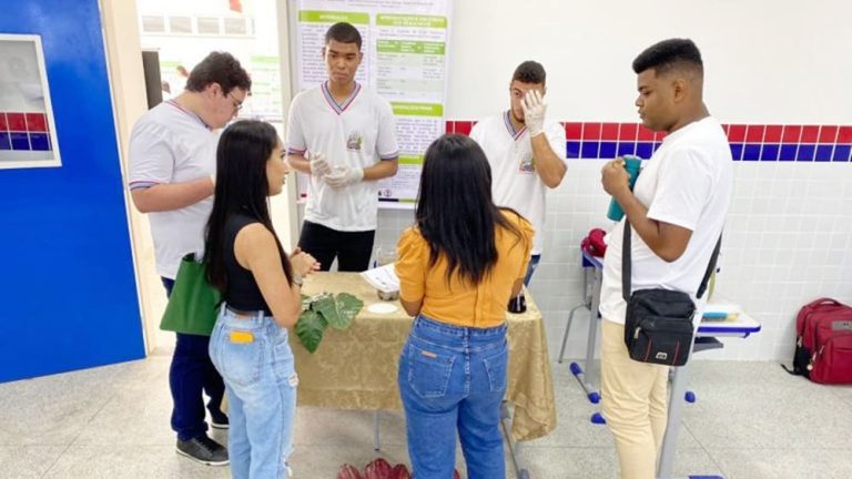 Estudantes baianos desenvolveram herbicida com mel de cacau