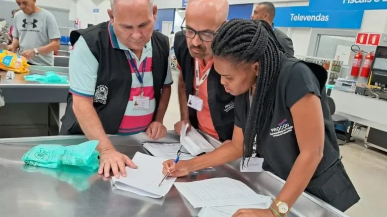 Atacadistas foram autuados pelo Procon por descumprimento de Lei das sacolas plásticas