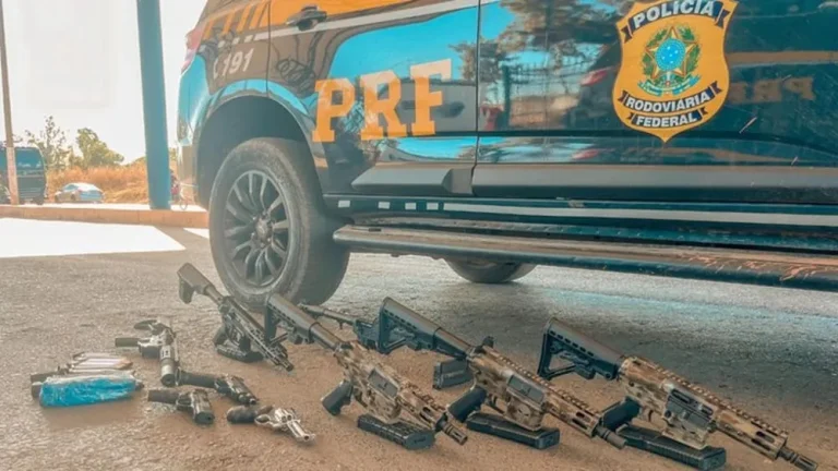 PRF apreende arsenal de armas em veículo durante fiscalização em Barreiras