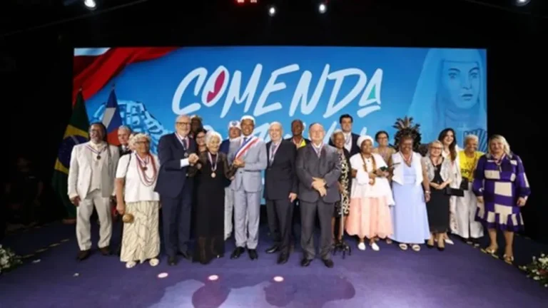 Em noite de homenagens, personalidades e instituições receberam a Medalha 2 de Julho
