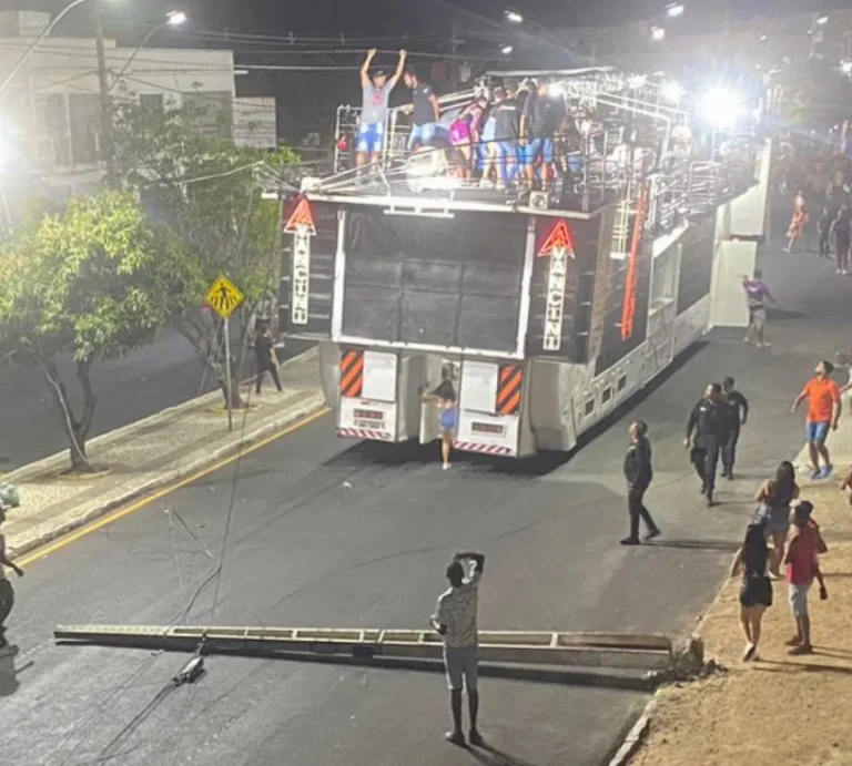 Poste foi derrubado durante passagem de trio elétrico em avenida de Guanambi