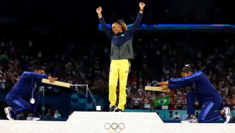 Rebeca conquista medalha de ouro no solo e se torna maior medalhista olímpica do Brasil