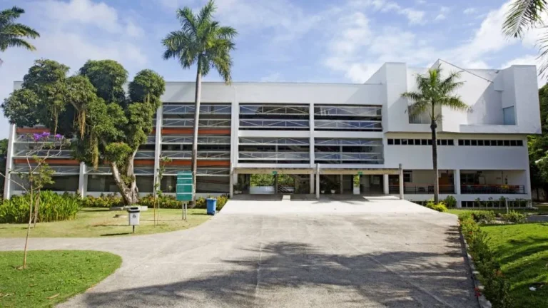 Escola Bahiana de Medicina e Saúde Pública oferta vagas de emprego