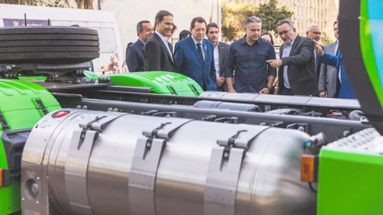 Primeiro caminhão movido a Gás Natural Liquefeito produzido no Brasil foi apresentado ao Ministério dos Transportes