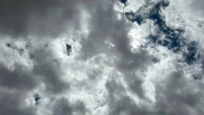 Tempo nublado nuvens guanambi