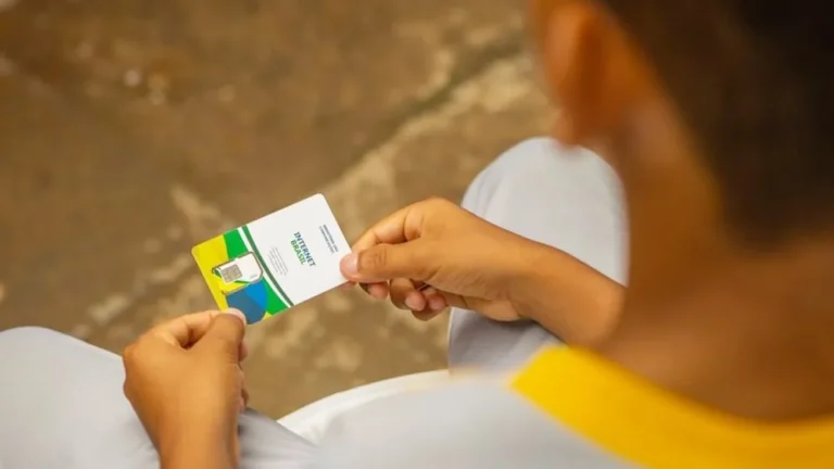Estudantes da Bahia e Pernambuco recebem chips de celular com internet para auxiliar nos estudos