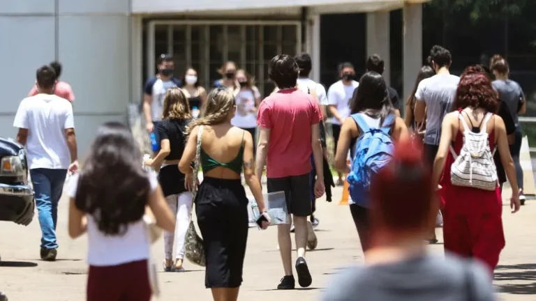 Inscrições do Fies para vagas do segundo semestre terminam nesta terça