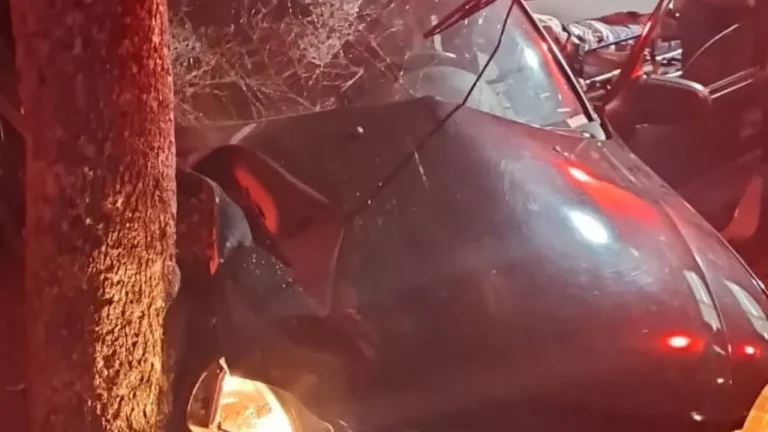 Adolescente de 16 anos perdeu controle de veículo e bateu contra árvore na Av. Santos Dumont, em Guanambi